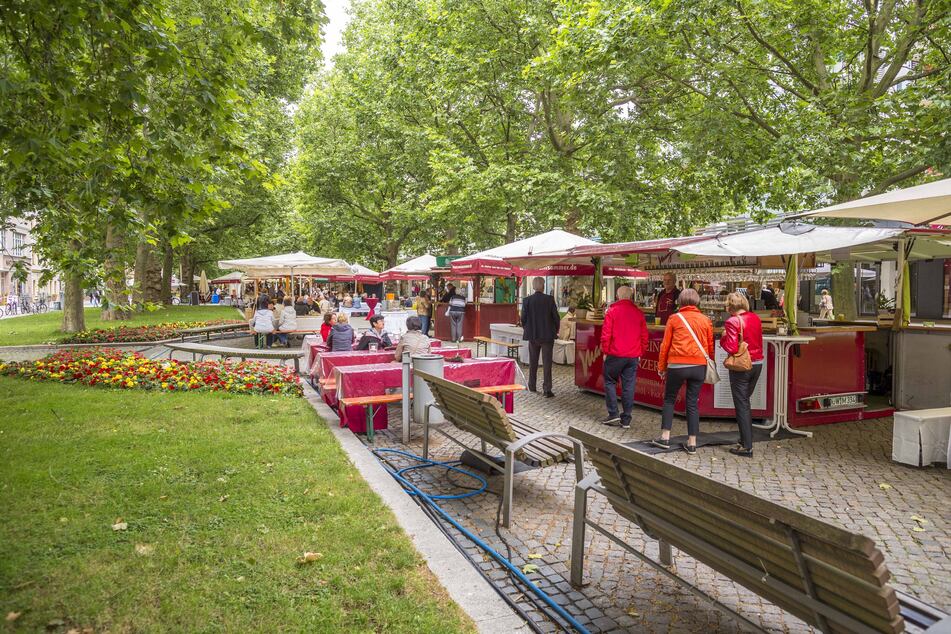 Beim Weinsommer auf der Hauptstraße präsentieren Winzer ihre Weine und laden zum Probieren und Genießen ein.