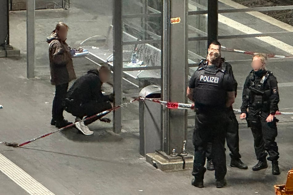 Polizeikräfte sichern am S-Bahn-Haltepunkt Lichtenhagen in Rostock Spuren, nachdem dort ein Teenager schwer verletzt wurde.