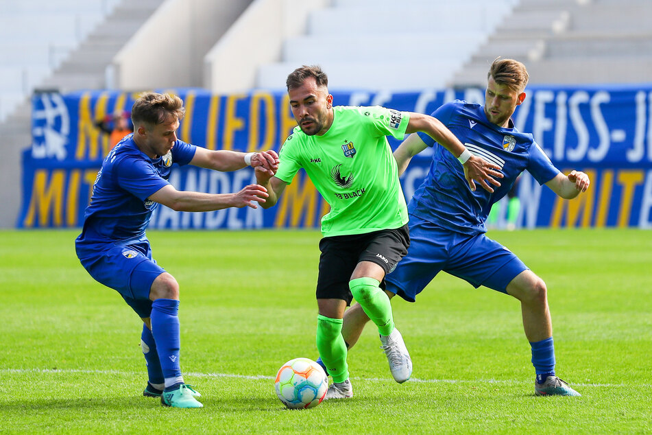 Umkämpftes Duell: Carl Zeiss Jena (in blau) und der Chemnitzer FC (in grün) standen sich zuletzt im Mai im Jenaer Ernst-Abbe-Sportfeld gegenüber. Am ersten Spieltag kommt es zur Neuauflage im Stadion An der Gellertstraße.