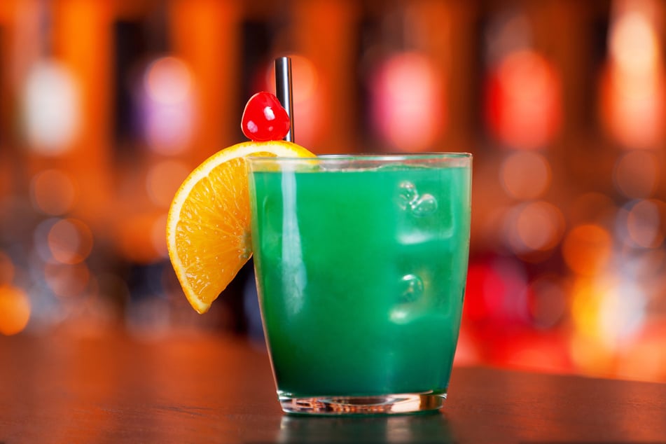 Grüne Wiese ist der DDR-Partycocktail aus Blue Curaçao, Orangensaft und Sekt.