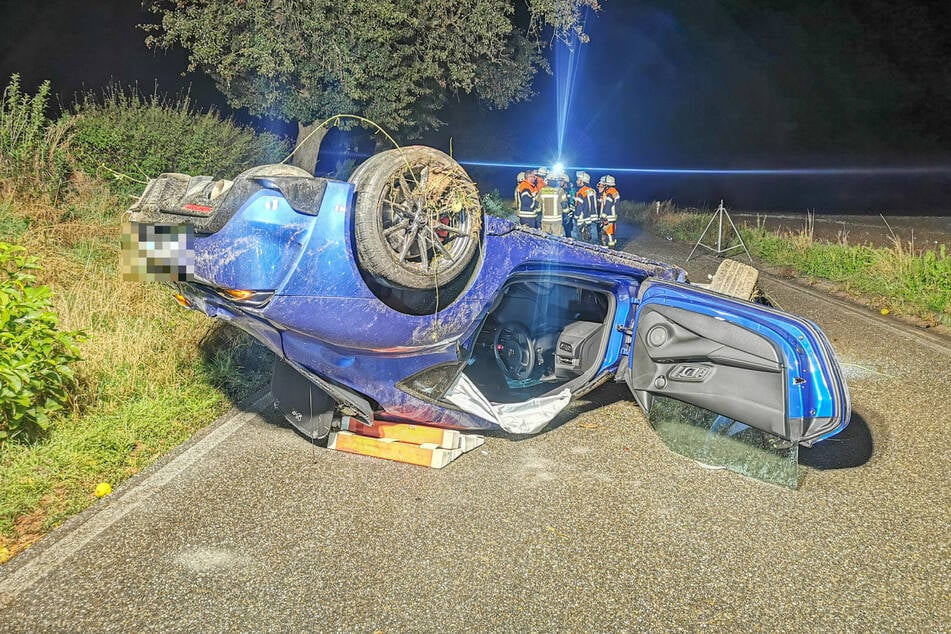 Der blaue Toyota des Unfallfahrers landete auf dem Dach.