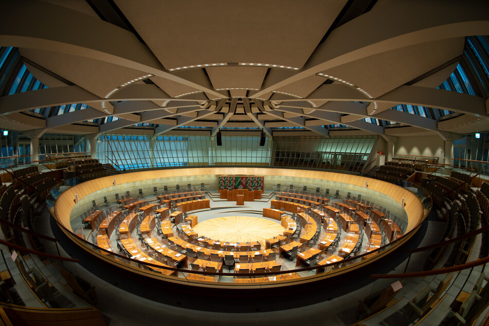 Weil der Landtag in Nordrhein-Westfalen mehr Platz braucht, soll er um vier ringförmig miteinander verbundene Gebäude vergrößert werden (Archivbild).
