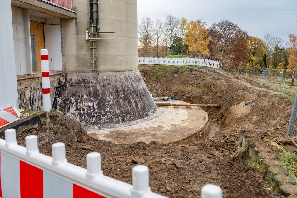 So noch nie zu sehen: Der Turm ist unten rum "nackig".