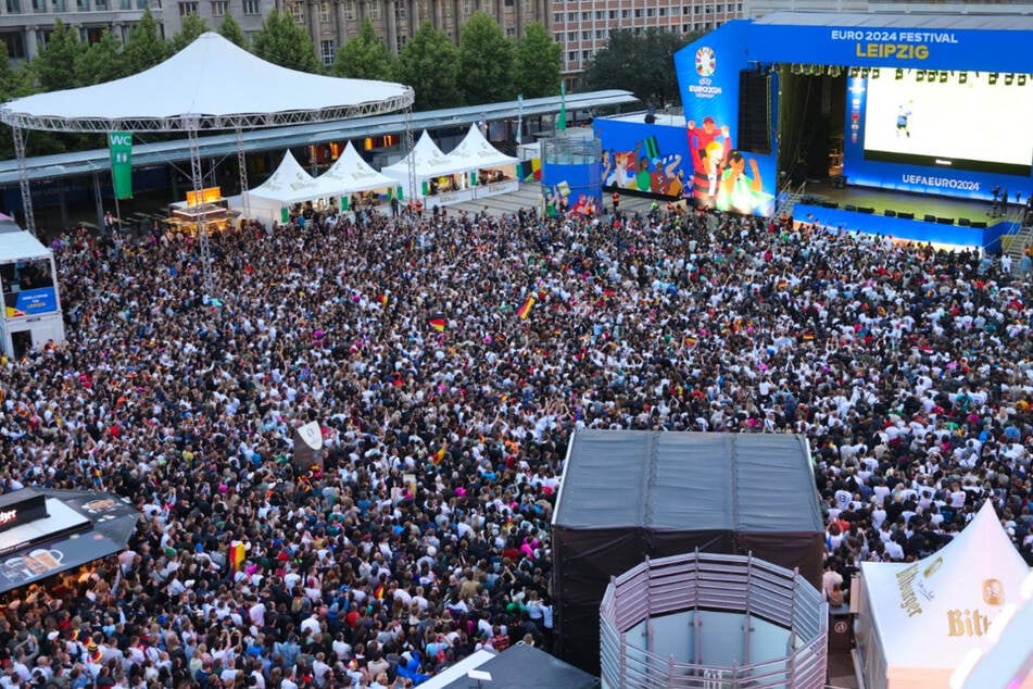 Brechend voller Augustusplatz! Leipziger Fan Zone wegen Überfüllung geschlossen