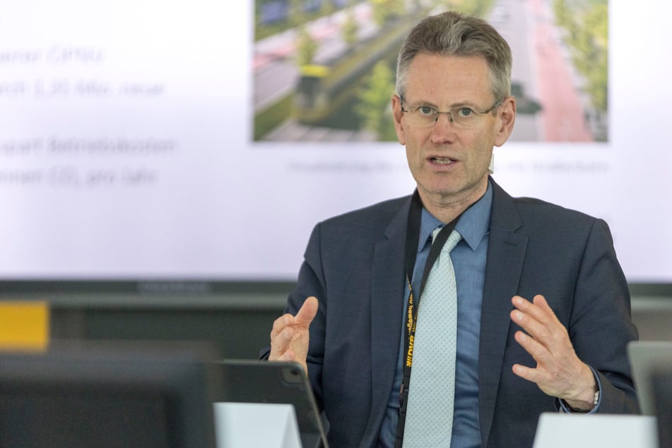 DVB-Vorstand Andreas Hemmersbach (58) rechnet mit weniger Fahrgästen, sollten Liniennetz und Taktung ausgedünnt werden.