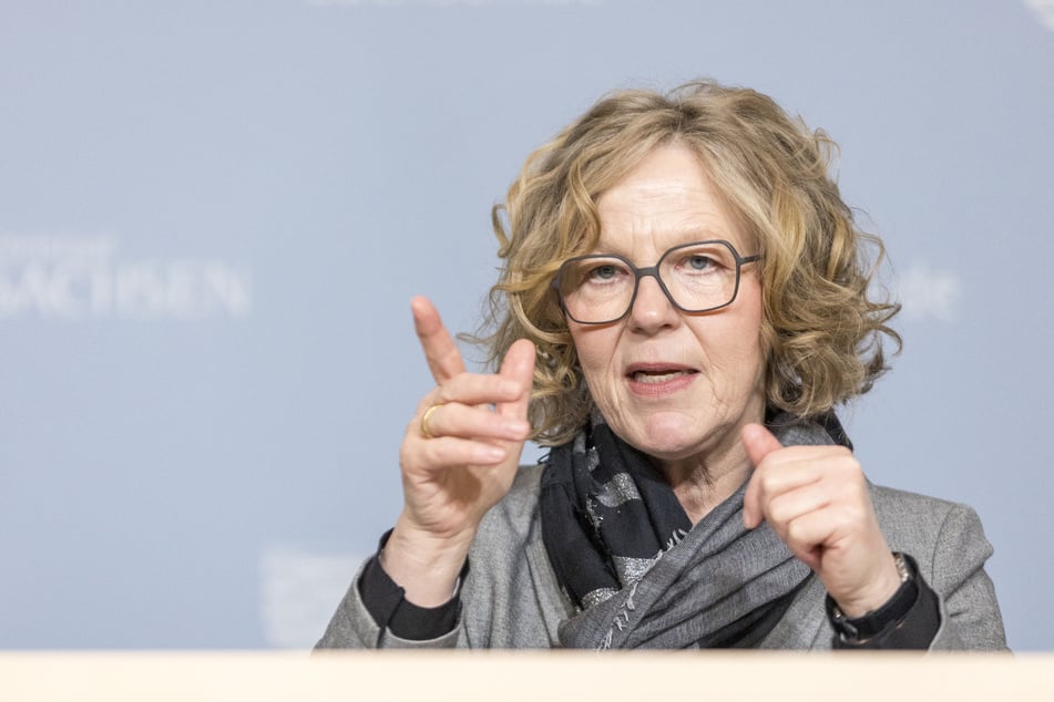 Infrastrukturministerin Regina Kraushaar (61, CDU) will erreichen, dass Ortschaften vom Fern- und Schwerverkehr entlastet werden.