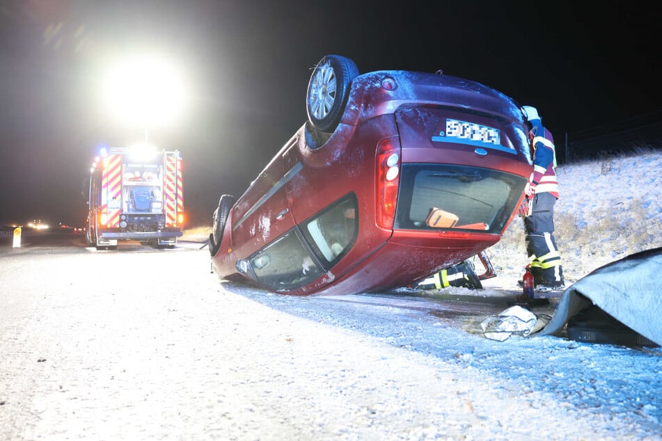 Ein Ford landete am Freitagabend auf der A4 bei starker Glätte auf dem Dach.