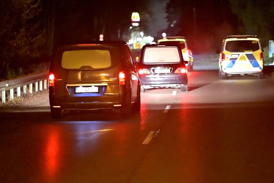 Auch zwei Leichenwagen waren vor Ort.