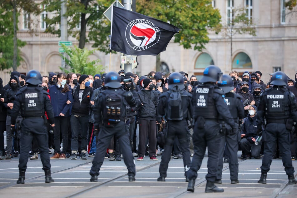 Die Polizei rüstet sich für einen der größten Einsätze der vergangenen Jahre in Leipzig.