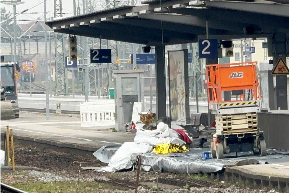 Die Arbeiter waren am heutigen Freitagvormittag am Bahnhof in Freilassing zugange, als es zu dem folgenschweren Unfall kam.