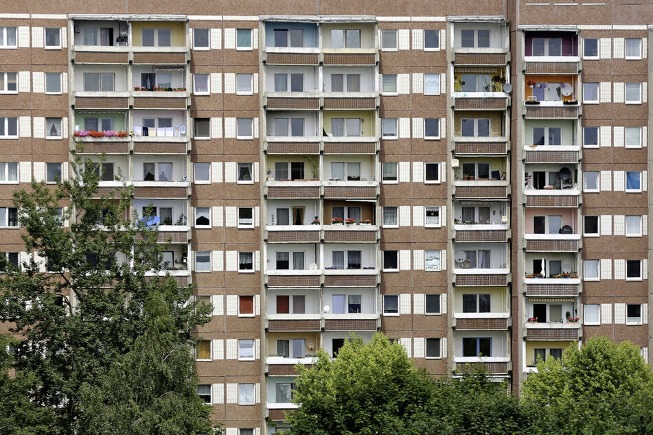 Unter anderem in den Plattenbauten der Stadt will Leipzig nun Wohnungen sanieren und wieder vermietbar machen.