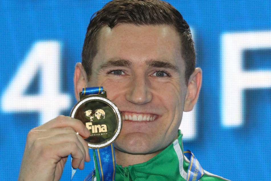 2018: Der südafrikanische Goldmedaillengewinner Cameron Van Der Burgh zeigt seine Medaille. Der frühere Weltklasse-Schwimmer ist am neuartigen Coronavirus erkrankt.