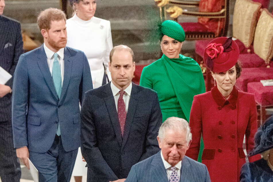 L. nach r.: Prinz Harry, Prinz William, Meghan, Herzogin von Sussex, und Kate, Herzogin von Cambridge, verlassen hinter König Charles III. (Vordergrund) Westminster Abbey nach dem Gottesdienst anlässlich des Commonwealth-Tages.