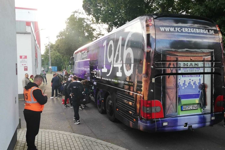 Der Gästebus ist am LEAG Energie Stadion eingetroffen.