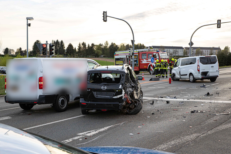 Auf einer Kreuzung zwischen Eich und Treuen (Vogtland) krachte es am Donnerstag. Zwei Personen wurden schwer verletzt.
