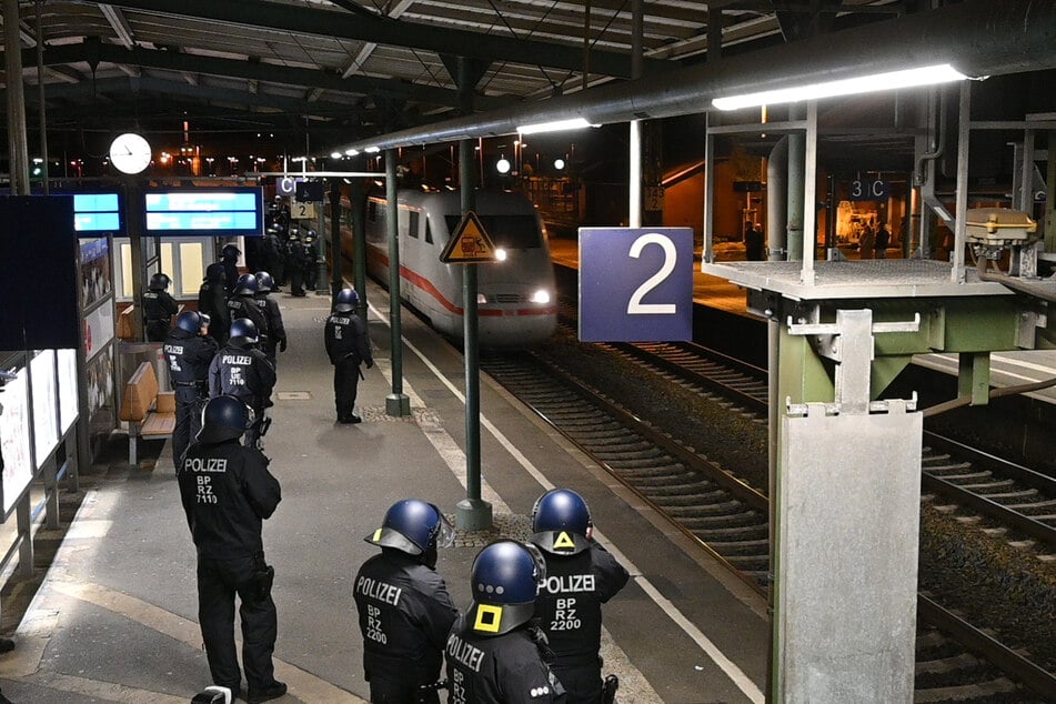 Bundespolizisten stehen am Gleis bereit und warten auf die anrollenden HSV-Fans.