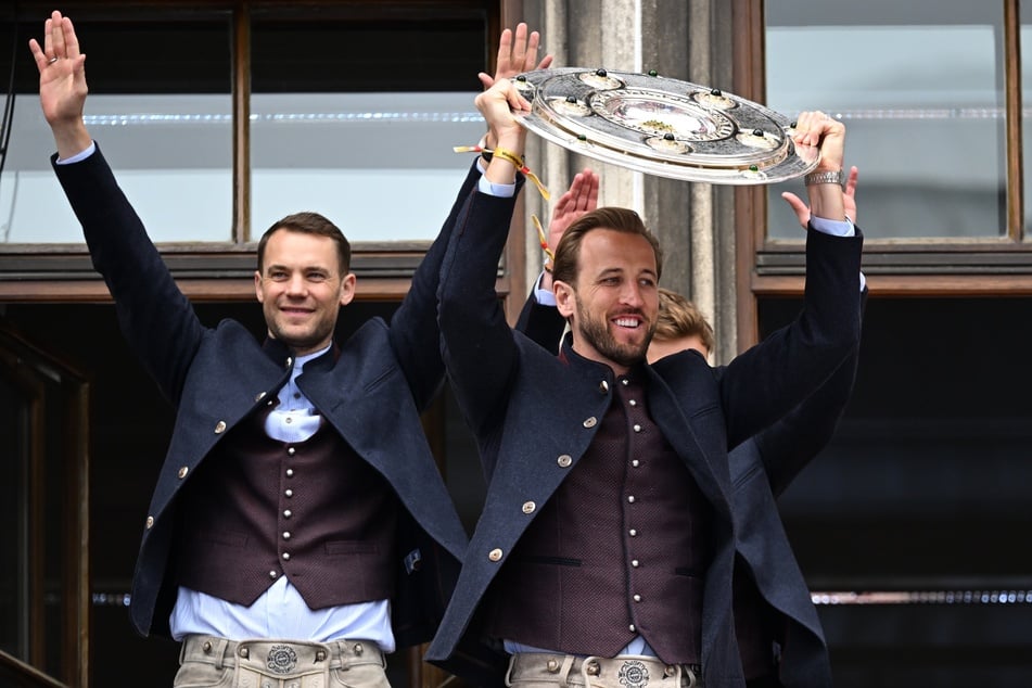 Harry Kane jubelt auf dem Rathausbalkon neben Torhüter Manuel Neuer.