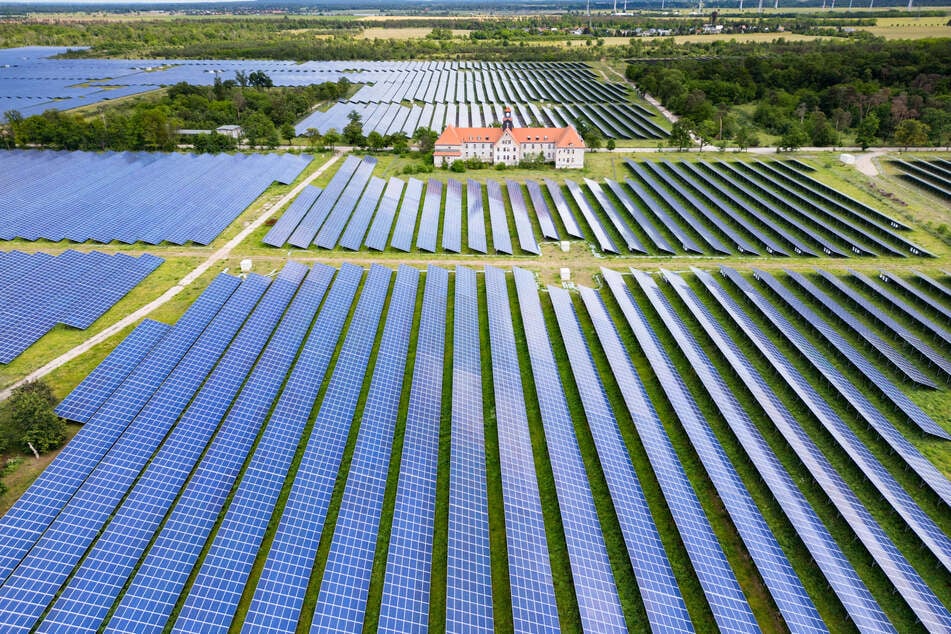 Riesige Solarparks, wie der Enerparc Zeithain, speisen an Sonnentagen Unmengen Strom ins Netz. Automatisch abschalten lassen sie sich bei sogenannten "Hellbrisen" nicht.