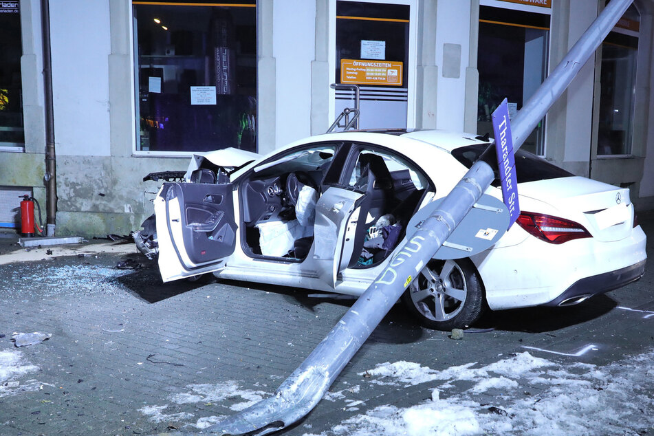 Nach einem Lichtmast krachte der Mercedes am 22. Januar gegen eine Hausfassade.