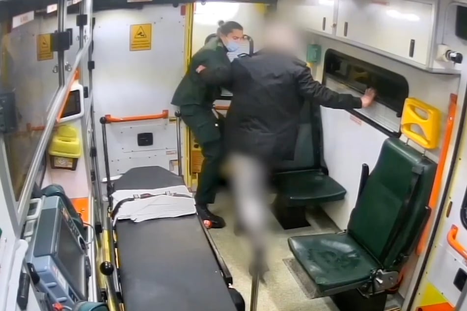 In diesem Moment wurde der Sanitäter aus dem Krankenwagen gestoßen.