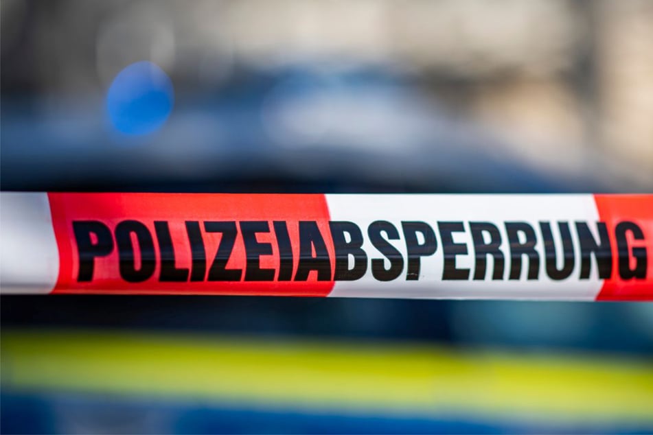 Frau ruft nach Tötungsdelikt selbst die Polizei: Partner (†52) stirbt in Wohnung