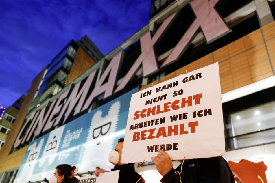 Streikende bei der Berlinale 2022. Für Donnerstag hat Verdi wieder zum Streik bei Cinemaxx und Cinestar in Mitteldeutschland aufgerufen. Anschließend soll es erneut zu den Filmfestspielen in Berlin gehen.