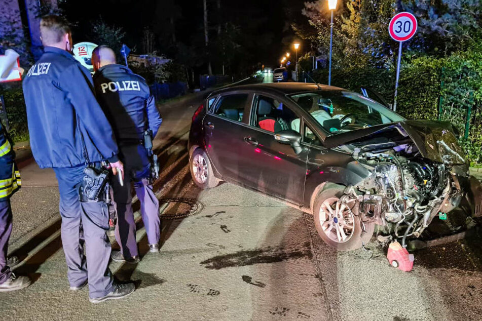 Polizisten untersuchen das Wrack des Kleinwagens, der in den Unfall mit dem alkoholisierten Raser verwickelt wurde.