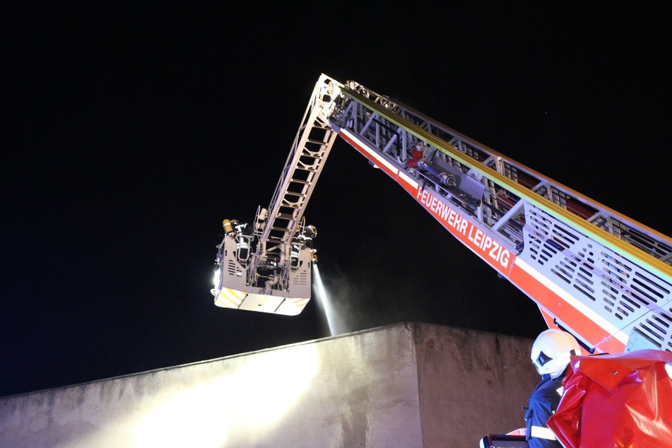 Mithilfe einer Drehleiter konnten die Einsatzkräfte das Feuer löschen.
