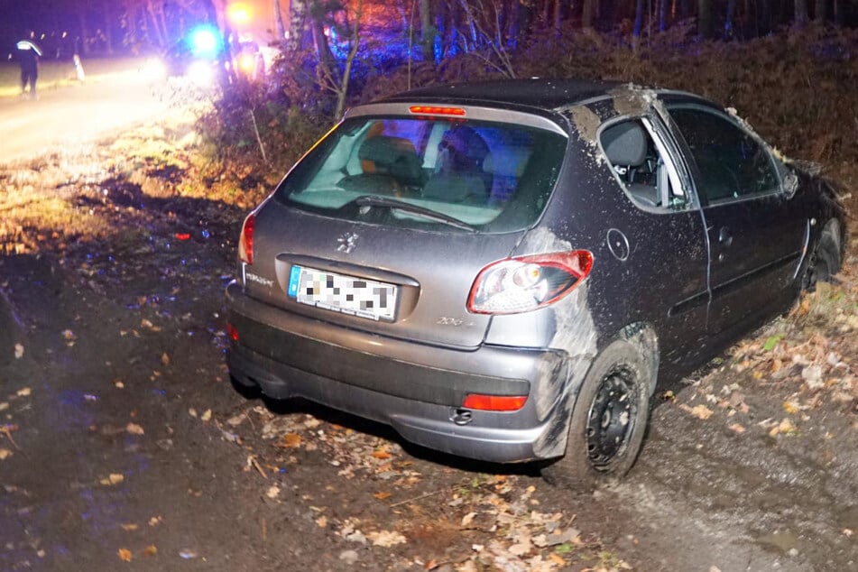 Eine Verletzte nach Unfall in Ostsachsen: Kleinwagen kommt von Straße ab und überschlägt sich