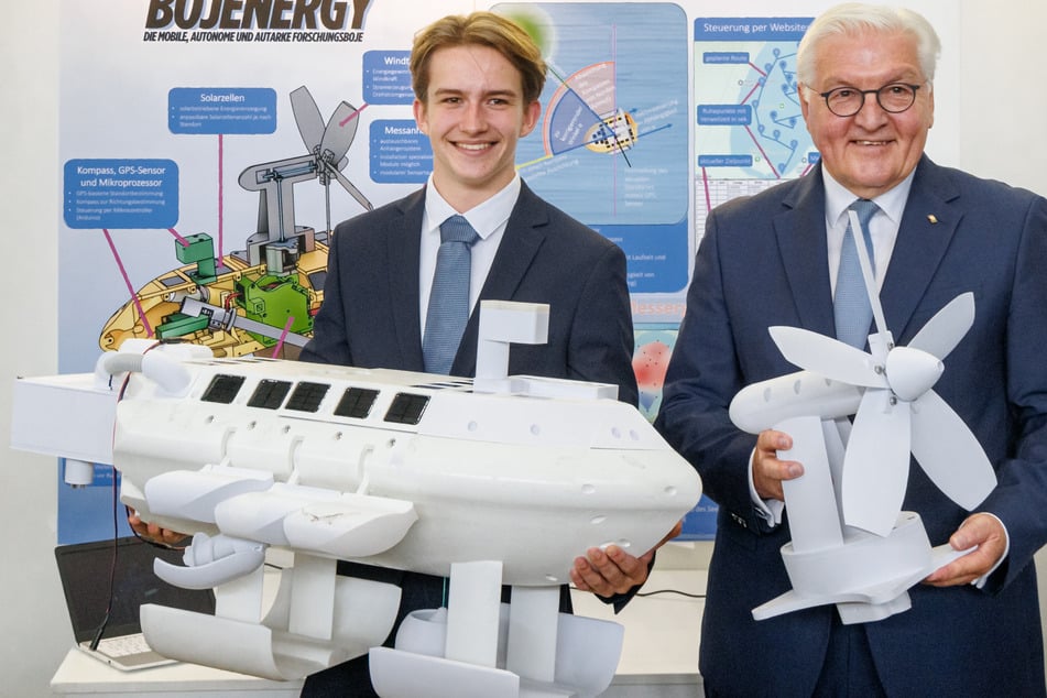 Bundespräsident Frank-Walter Steinmeier (r.) stand auf der Auszeichnungsveranstaltung zum 60. Bundeswettbewerb "Jugend forscht" am Stand von Louis Schwarzlose (17) aus Hamburg.