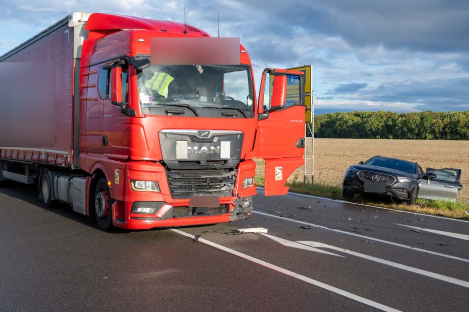 Auf der B183a bei Delitzsch ist es am Montagmorgen zu einem Unfall zwischen einem Mercedes und einem MAN-Sattelzug gekommen.