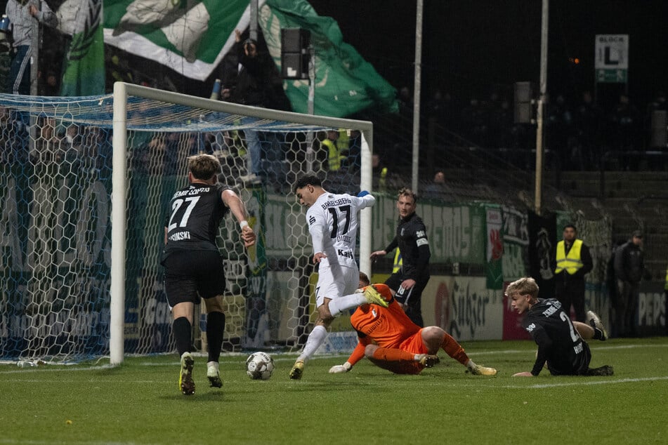 Eine der besten Chancen: George Didoss (2.v.l.) tanzt die Abwehr und Torhüter Marcel Bergmann (orange) aus, trifft aber nur das Außennetz.