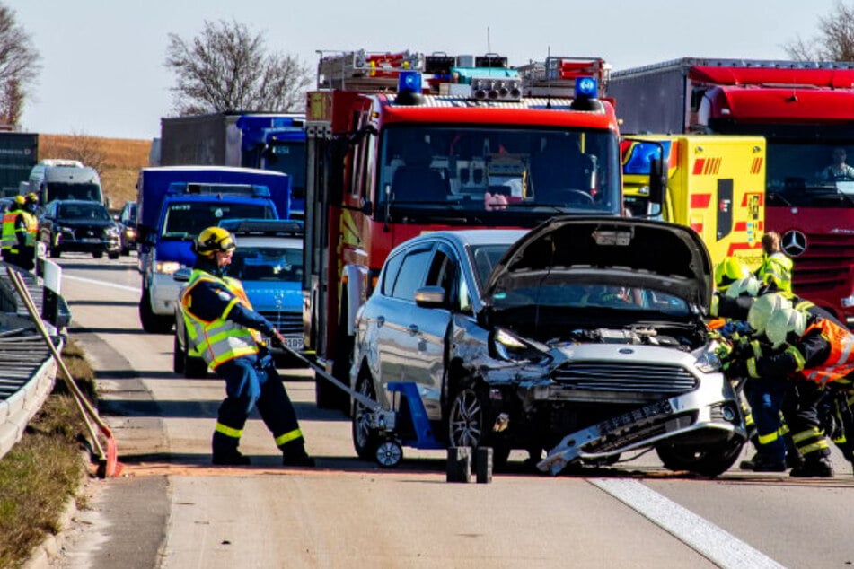Unfall A14: Autobahn-Crash bei Döbeln: Ford kracht gegen Leitplanke