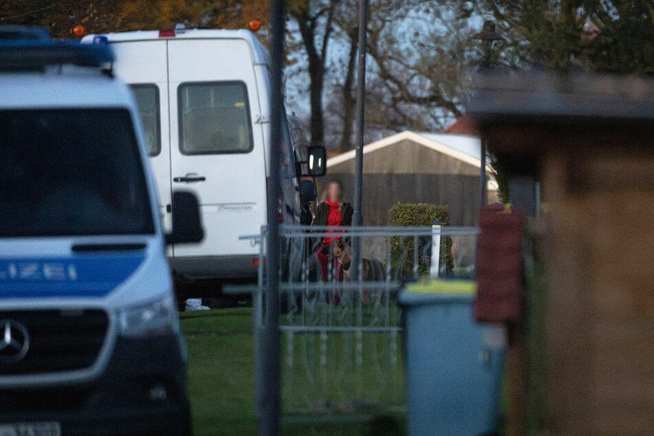 Nach dem gewaltsamen Tod des achtjährigen Fabian aus Güstrow ist Anfang November ein Haftbefehl wegen dringenden Mordverdachts gegen eine Frau ergangen.