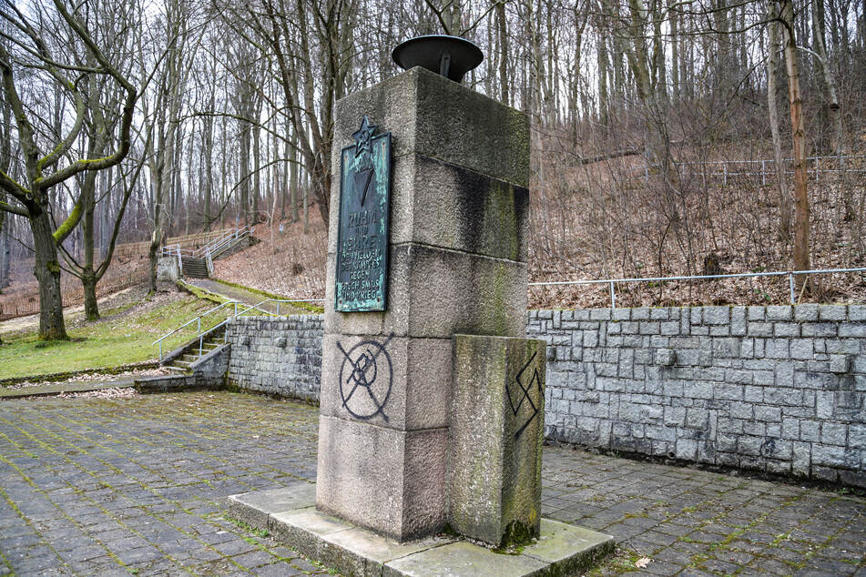Ein Denkmal wurde in Aue-Bad Schlema offenbar von Nazis beschmiert. Die Polizei ermittelt.