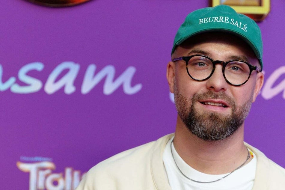 Unfassbarer Anblick: Mark Forster präsentiert sich ohne seine Kappe