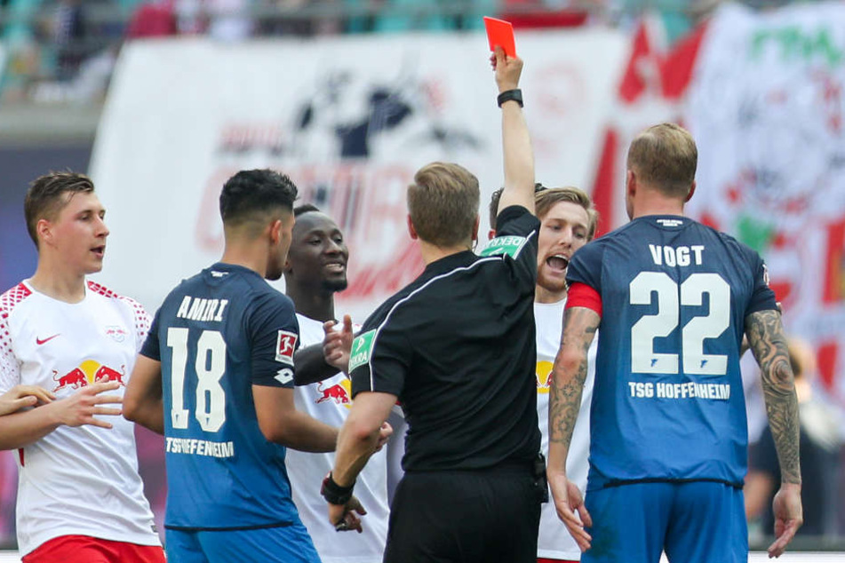 Kurz nach Anpfiff des zweiten Durchgangs sah Forsberg (2.v.r.) nach einer Tätlichkeit Rot.