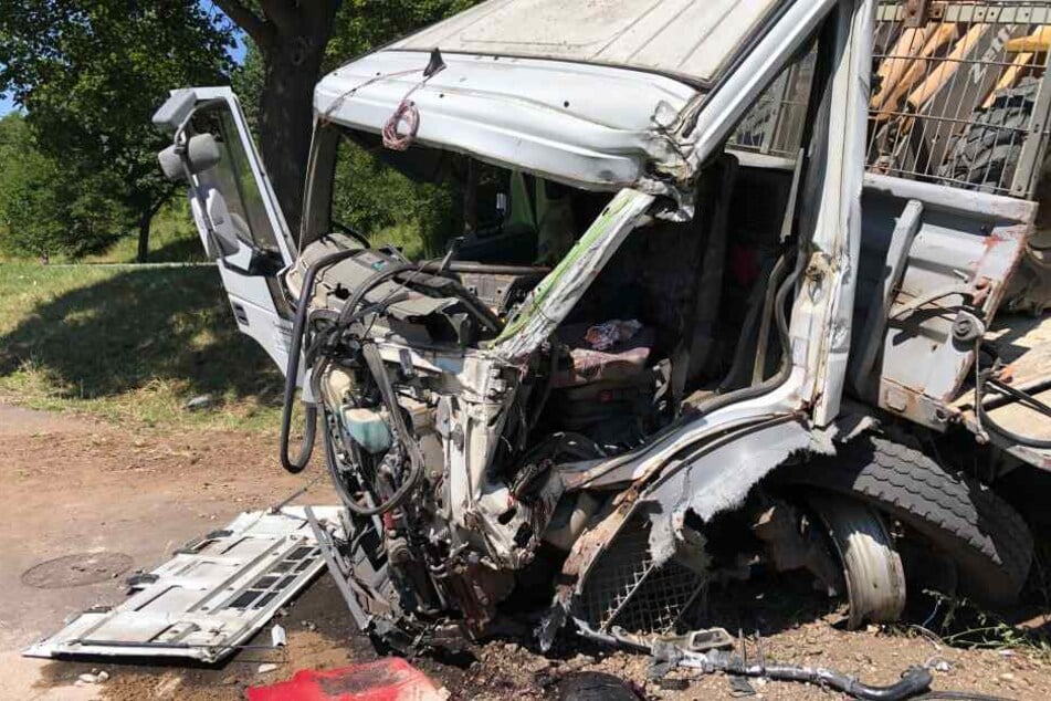 Die Fahrerkabine wurde völlig zerstört, als der Laster gegen einen Baum fuhr.