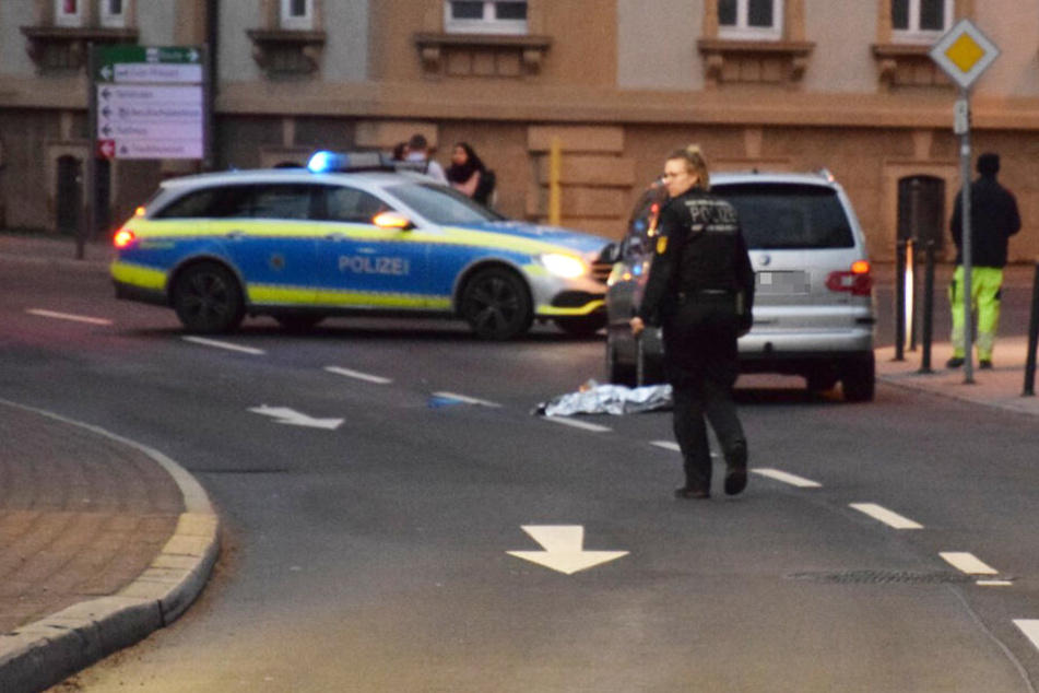 Die Polizei bei der Unfallaufnahme vor Ort.