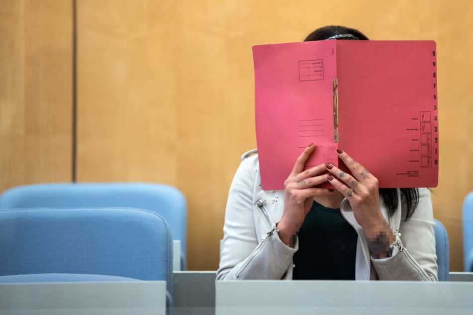 Die mutmaßliche IS-Terroristin Derya Ö. (27) aus Bochum muss sich vor Gericht verantworten.