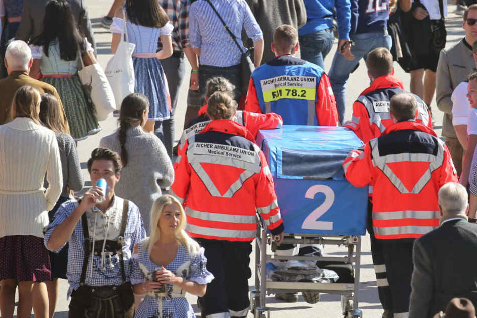 "Hals über Kopf": Wiesn-Besucher verliebt sich in Sanitäterin und macht ihr Heiratsantrag