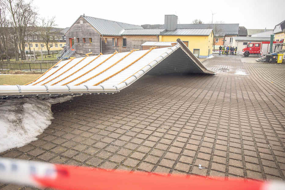 Ein neues Dach flog in Niederlauterstein von einer Turnhalle.