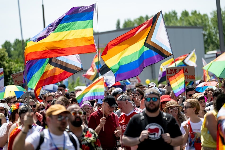 Der Juni ist für die queere Bewegung der sogenannte Pride Month, in dem auf Paraden - wie hier in Berlin-Marzahn - für eigene Rechte und gegen Diskriminierung demonstriert wird.