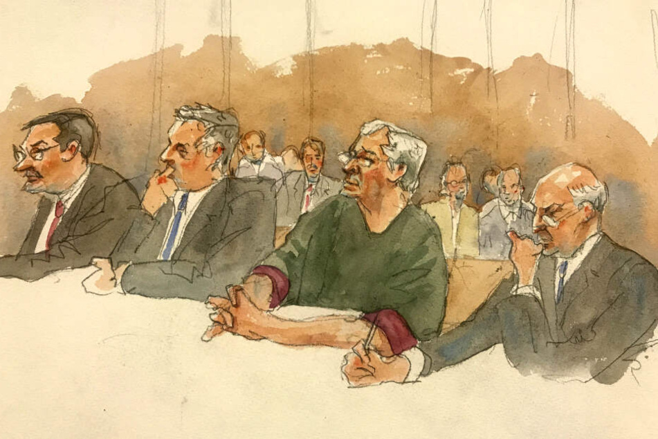 Jeffrey Epstein (2.v.r), Unternehmer und Millionär aus den USA, zwischen seinen Anwälten Marc Fernich (l-r), Michael Miller und Martin Weinberg. Epstein kommt in der Affäre um Missbrauchsvorwürfe vorerst nicht auf Kaution frei. (Archivbild)