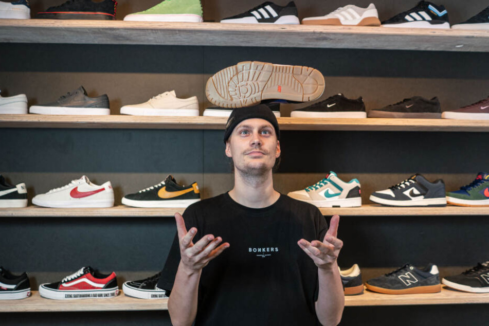 "Sneaker-Love is in the Air": Schreiber wirft in seinem Laden "Bonkers" einen der begehrten Treter in die Luft.