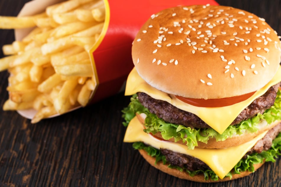 Der Kunde hatte seinen Burger ausdrücklich ohne Salat bestellt, bekam die Leckerei aber dennoch mit Salat serviert. (Symbolbild)