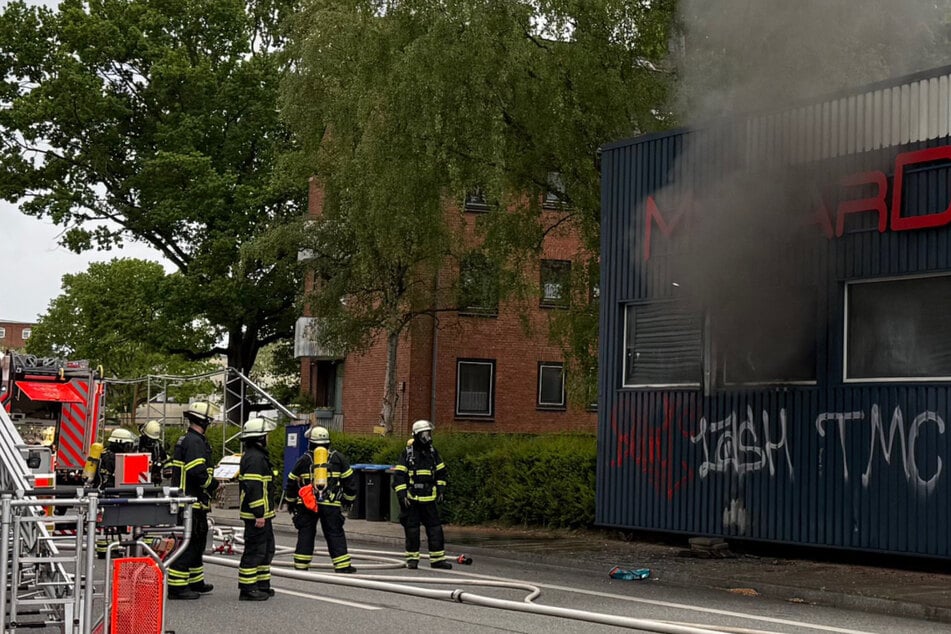Hamburg: Hamburger Kfz-Betrieb brennt auf 100 Quadratmetern: Großeinsatz