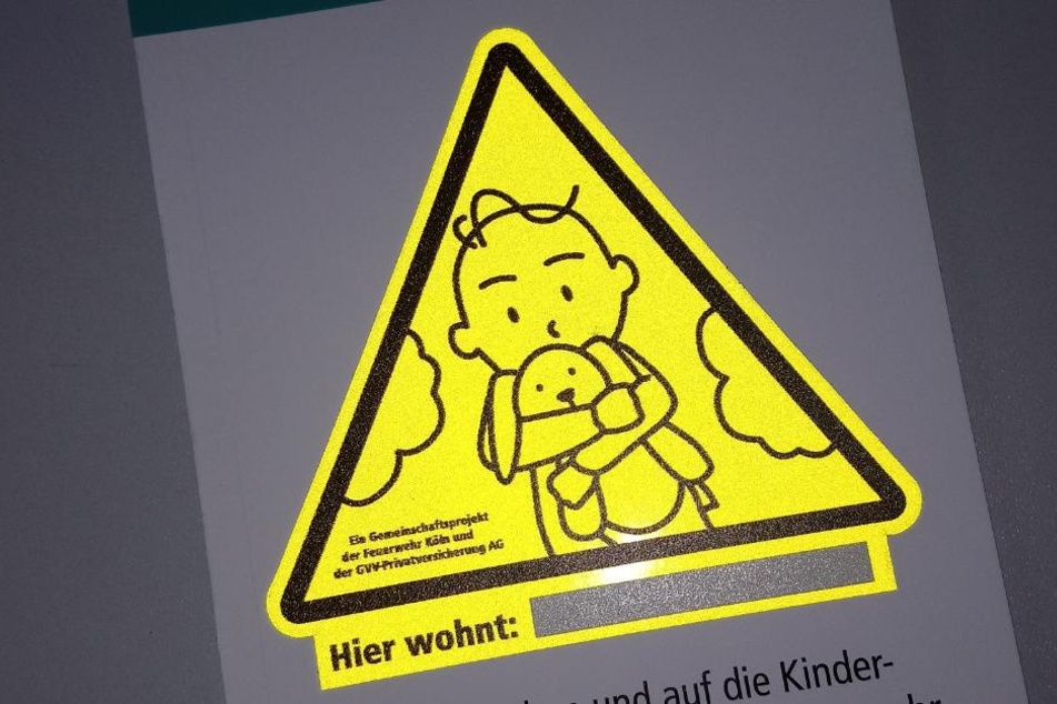 Die Feuerwehr rät dazu, diesen Aufkleber auf Türen von Kinderzimmern zu befestigen.