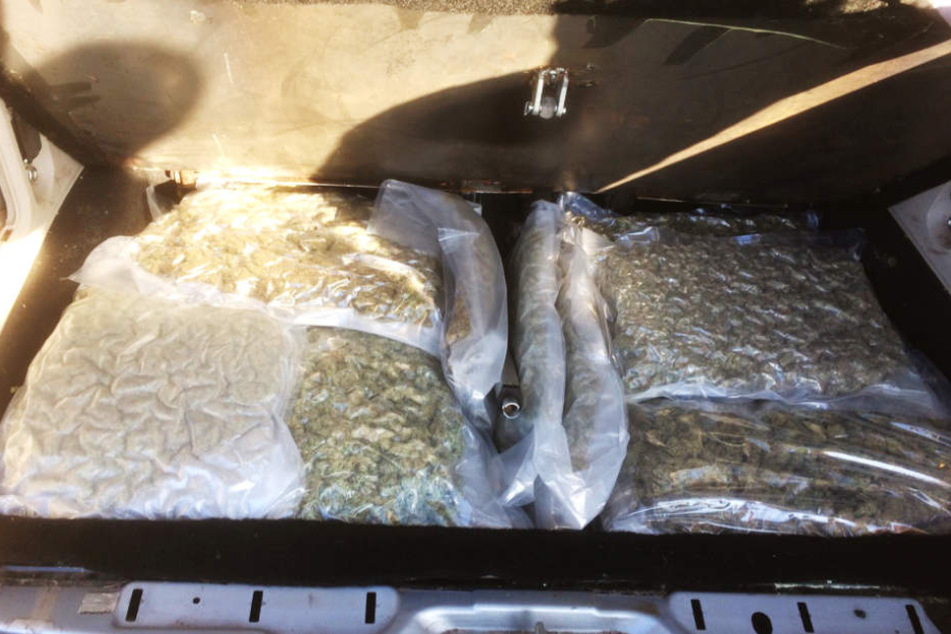15,3 Kilo Marihuana fanden die Beamten im Kofferraum.