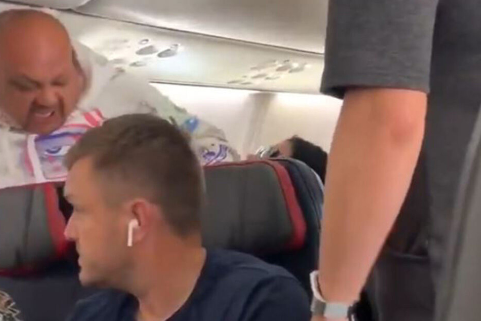 Stinksauer verließ Memo seinen Platz - noch bevor das Flugzeug abhob.